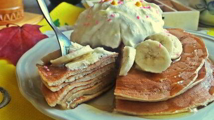 Панкейки кефирные с медом, бананом и сливками