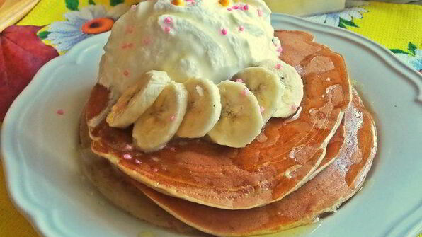 панкейки кефирные с медом, бананом и сливками