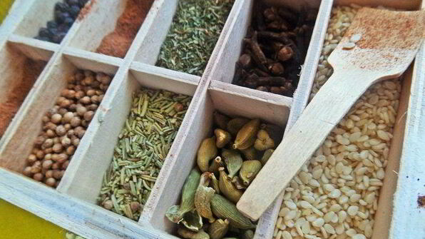 панкейки кефирные с медом, бананом и сливками