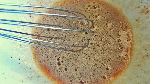 панкейки кефирные с медом, бананом и сливками