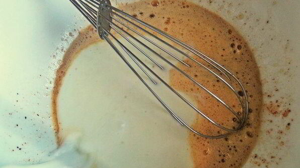 панкейки кефирные с медом, бананом и сливками