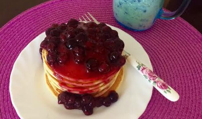 Панкейки с черничным сиропом