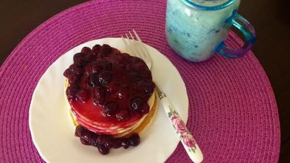 панкейки с черничным сиропом