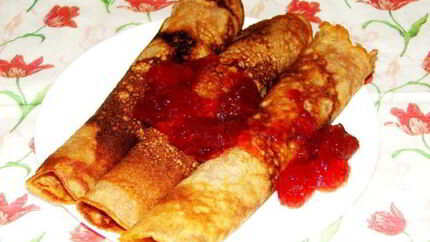 Сладкие блинчики с клубникой и творогом