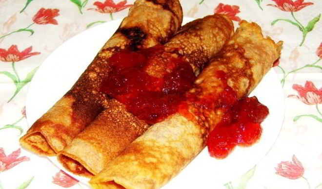 Сладкие блинчики с клубникой и творогом