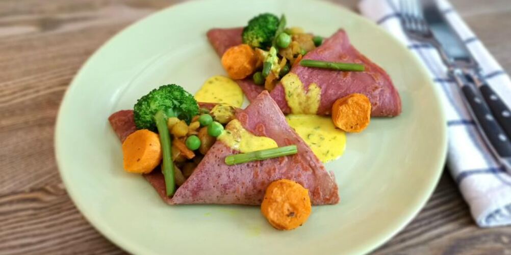 Рецепт свекольных блинов с овощами и соусом карри