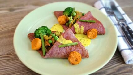 Свекольные блины с овощами и соусом карри