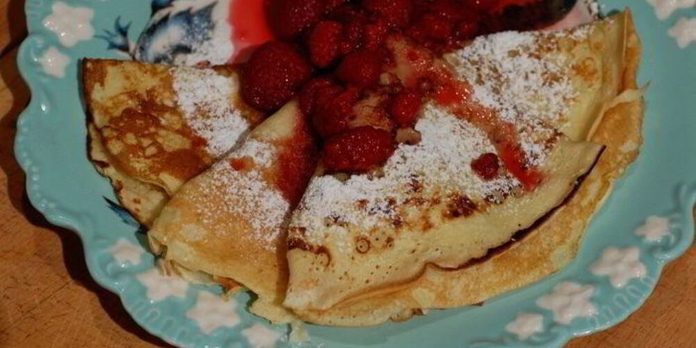 Рецепт творожных блинчиков с малиновым соусом