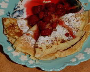 Творожные блинчики с малиновым соусом