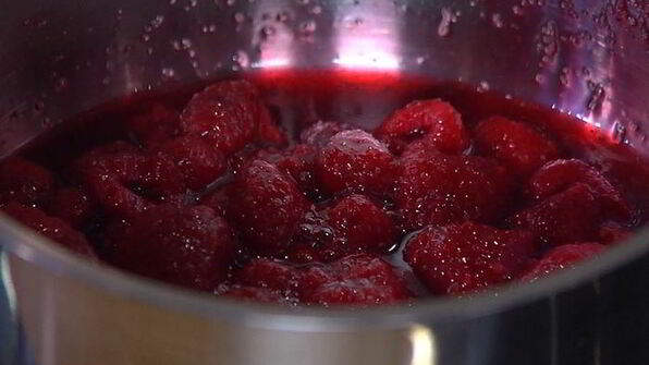 творожные блинчики с малиновым соусом