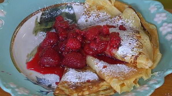 творожные блинчики с малиновым соусом