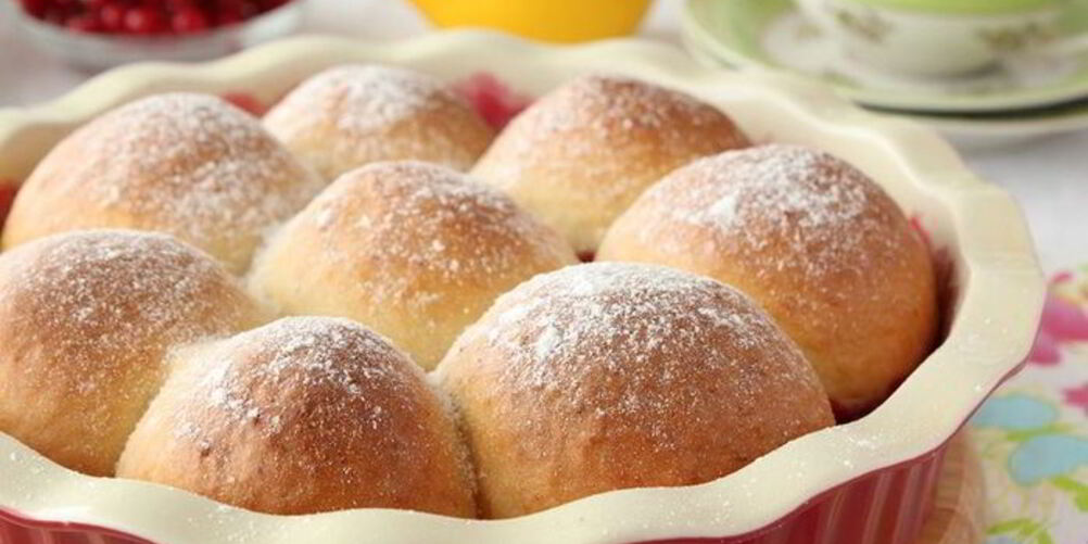 Рецепт бухтельна — воздушных булочек с горячим ягодным конфитюром
