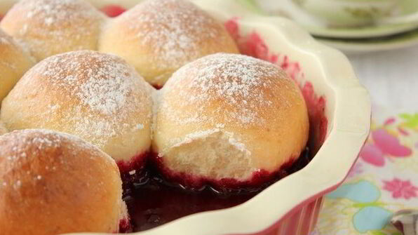 бухтельн — воздушные булочки с горячим ягодным конфитюром