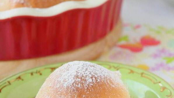 бухтельн — воздушные булочки с горячим ягодным конфитюром