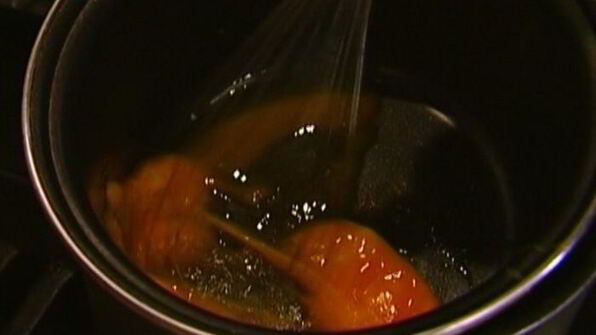 булочка с яйцом пашот и беконом под соусом голландез