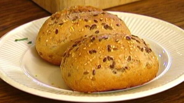 булочка с яйцом пашот и беконом под соусом голландез