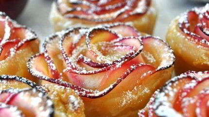 Булочки из слоеного теста и яблок