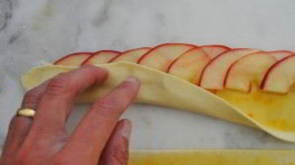 булочки из слоеного теста и яблок