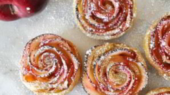булочки из слоеного теста и яблок
