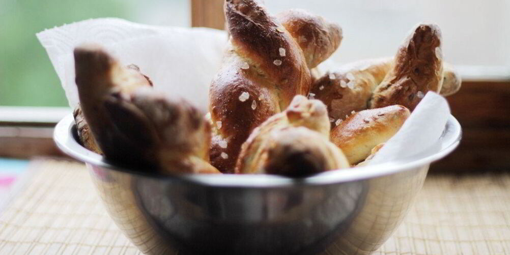 Рецепт булочек-косичек с льняными семечками и солью