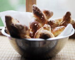 Булочки-косички с льняными семечками и солью