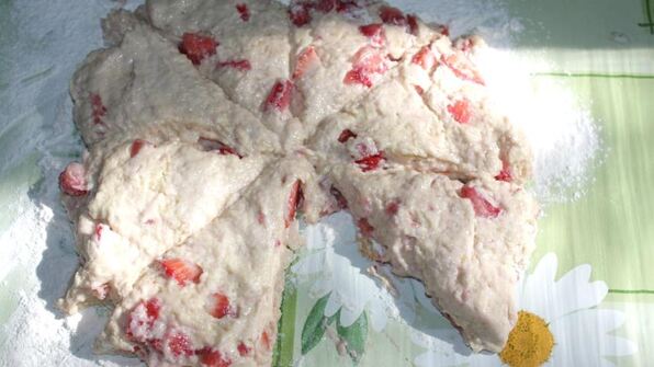 булочки с клубникой