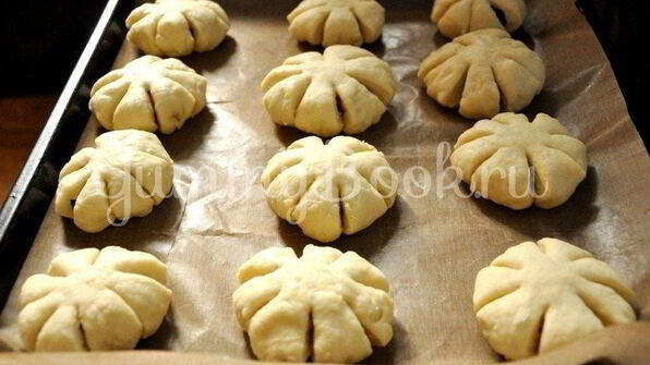 булочки с курагой и изюмом