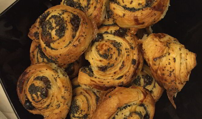 Булочки с маком и изюмом