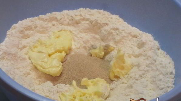 булочки с начинкой из чернослива и яблок