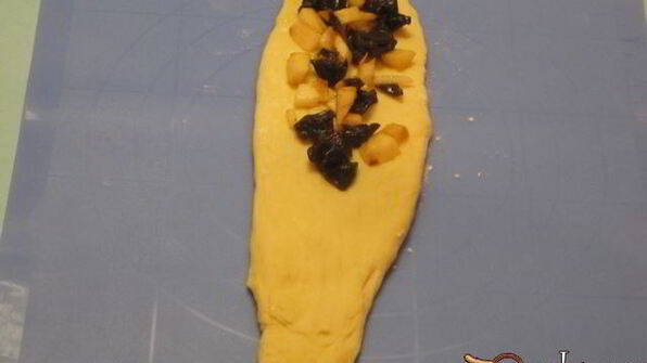 булочки с начинкой из чернослива и яблок