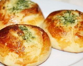Чесночные булочки с зеленью