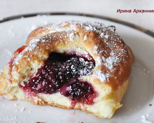 Дрожжевые булочки с ежевикой