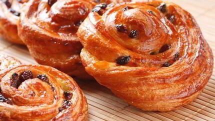 Дрожжевые венские булочки с изюмом