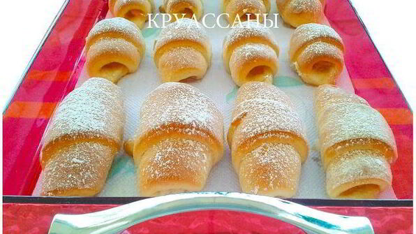 круассаны с апельсиновым и яблочным джемом
