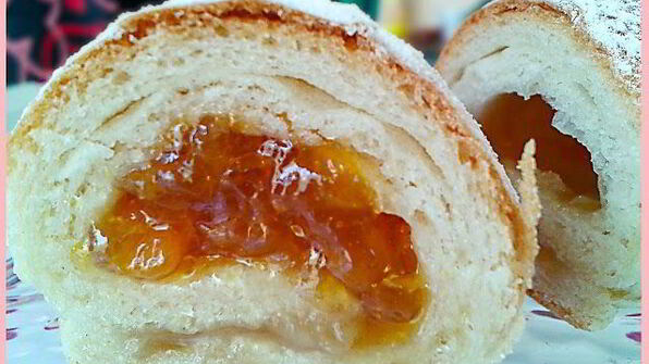 круассаны с апельсиновым и яблочным джемом