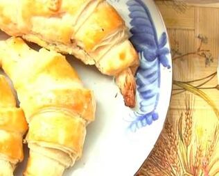 Круассаны с шоколадом из слоеного теста