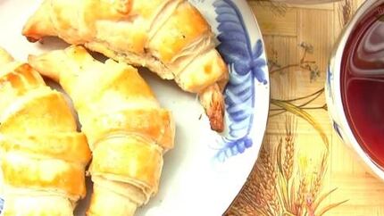 Круассаны с шоколадом из слоеного теста