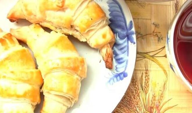 Круассаны с шоколадом из слоеного теста