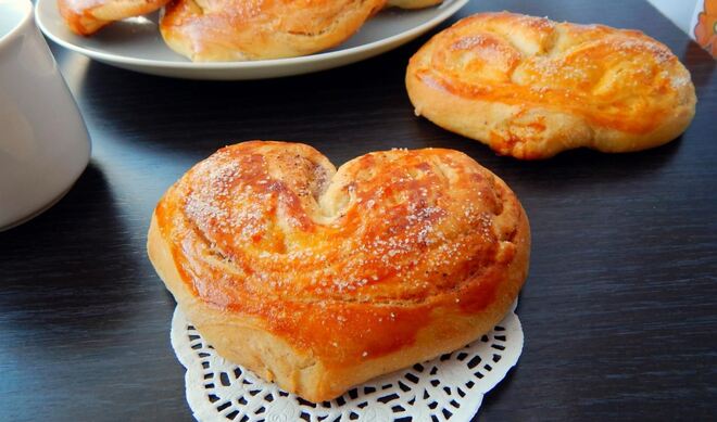 Плюшки с корицей и сахаром