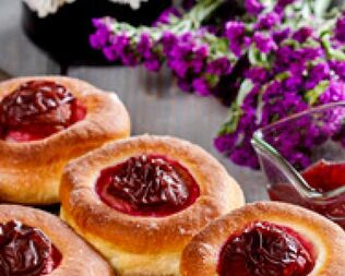 Плюшки со сливовым джемом