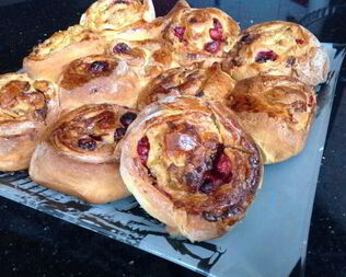 Постные яблочные булочки с клюквой