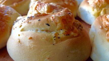 Сырные булочки с базиликом на картофельно-дрожжевом тесте