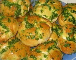 Сырные пампушки с чесноком