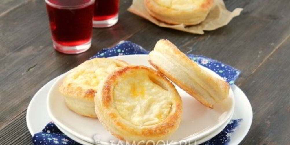 Рецепт ватрушек из слоеного теста с творогом