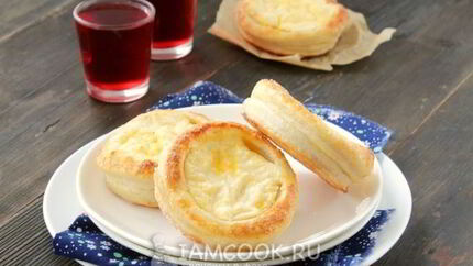 Ватрушки из слоеного теста с творогом