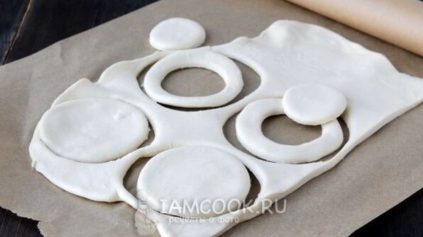 ватрушки из слоеного теста с творогом