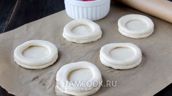 ватрушки из слоеного теста с творогом