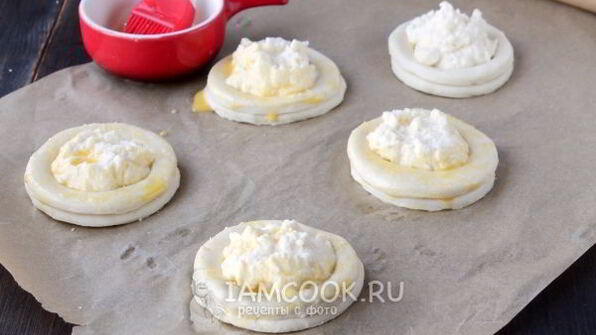 ватрушки из слоеного теста с творогом