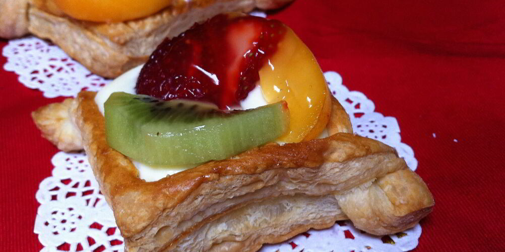 Рецепт ватрушек из слоеного теста с заварным кремом