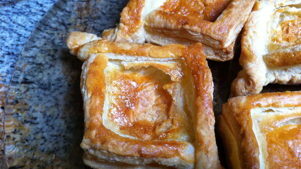 ватрушки из слоеного теста с заварным кремом